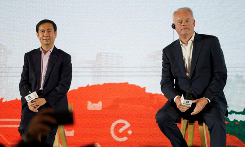 CEO Starbucks và CEO Alibaba trong buổi công bố hợp tác chiến lược hồi tháng 8. Ảnh: Reuters